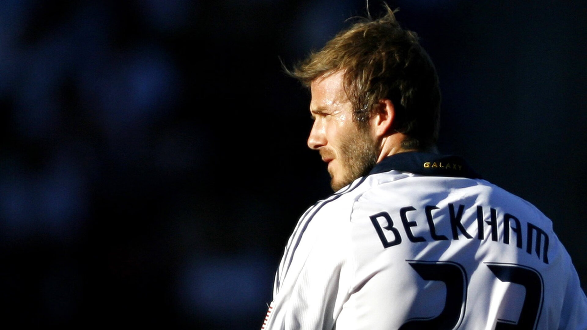 夜幕灯光轮滑表演，城市街头的青春舞台，深夜轮滑